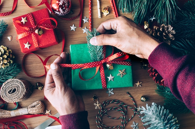 Décorations de Noël sur table en bois