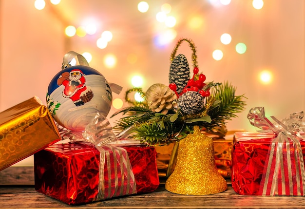 Décorations de noël sur une table avec un sapin de noël et une figure du père noël