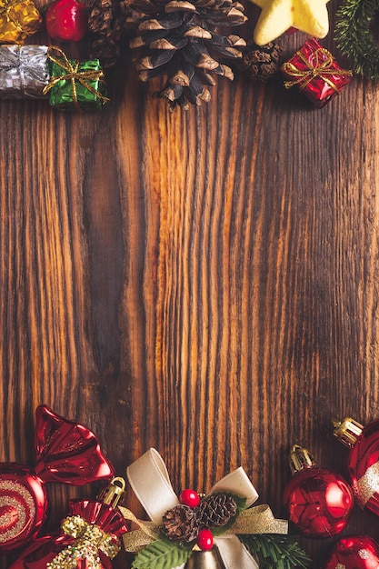 Des décorations de Noël sur la table.