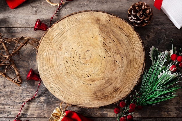 Décorations de Noël et tronc d'arbre