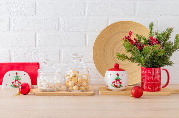 Décorations de Noël et ustensiles de Noël sur le comptoir de cuisine dans un intérieur moderne avant les vacances Magnifique fond de Noël