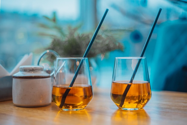 Décorations de Noël et un verre avec du jus et une paille sur une table dans un café