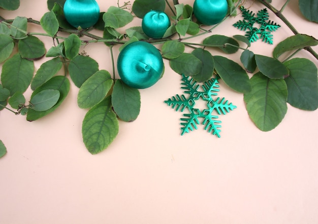 Décorations de Noël et des vignes et des cadeaux avec un fond jaune clair.