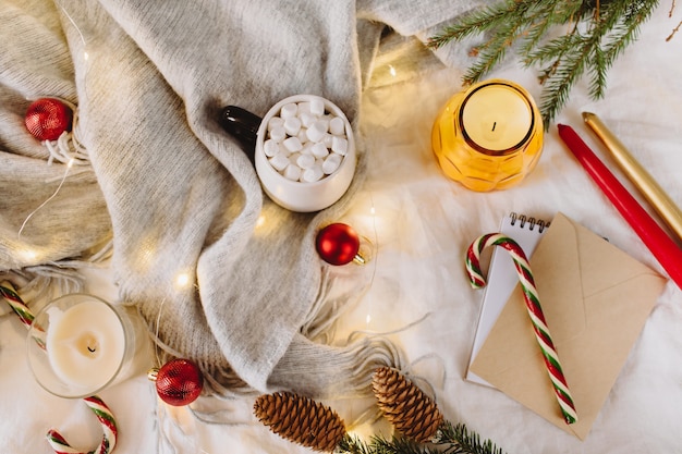 Décorations de Noël vue de dessus sur le lit