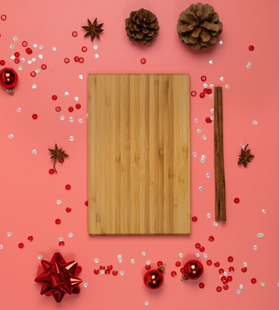 Décorations de Noël vue de dessus avec planche de bois