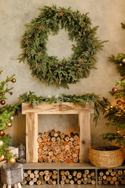 Décorations de Noëlcheminée en bois décorée de bois et de lumières de Noël