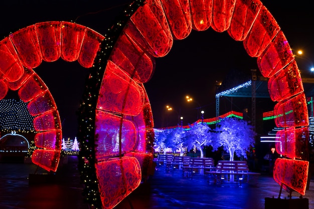 Décorations de nouvel an et de Noël dans la rue. Numéros du Nouvel An 2022.