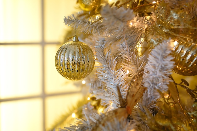 Décorations d'or sur un arbre de Noël