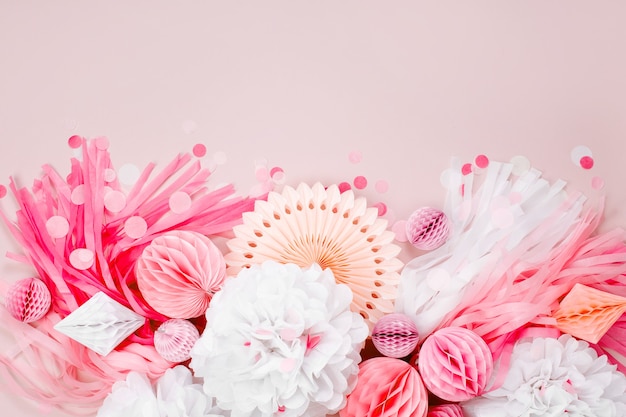 Décorations en papier rose et blanc pour la fête de bébé. Mise à plat, vue de dessus