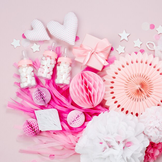 Photo décorations en papier rose et blanc pour la fête de naissance. c'est une fille. mise à plat, vue de dessus