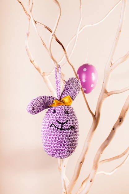 Décorations de Pâques au crochet faites à la main sur les branches - oeuf de lapin