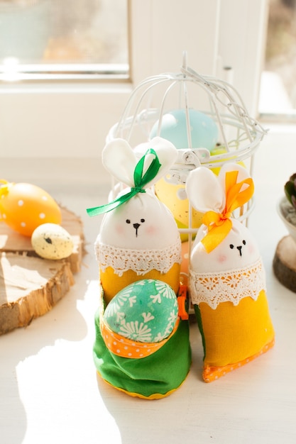 Décorations de Pâques - lapin textile avec oeuf et fleurs