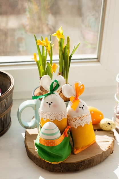 Décorations de Pâques - lapin textile avec oeuf et fleurs