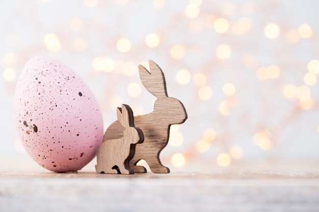 Décorations de Pâques, lapins en bois et oeuf rose