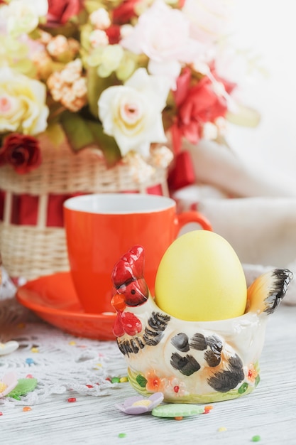 Décorations de Pâques avec une tasse de café et des œufs colorés