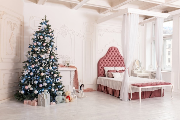 Décorations d'une pièce avec un sapin de Noël décoré.