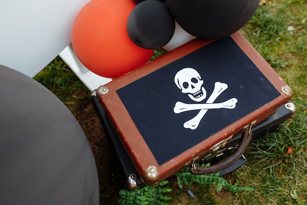 Décorations pour l'anniversaire. Concept d'anniversaire pour enfants dans un style pirate. Photozone pour une fête d'anniversaire pirate