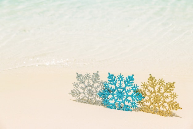 Décorations pour arbres de Noël sur le sable de la mer