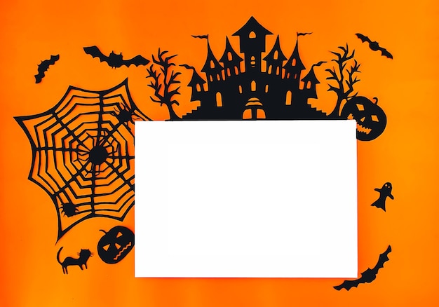 Décorations pour la fête d'Halloween. Décor en papier fait main. Carte de voeux festive, affiche, conception de bannières. Toile d'araignée, citrouille, chauve-souris, chats, fantômes et araignées sur fond orange.