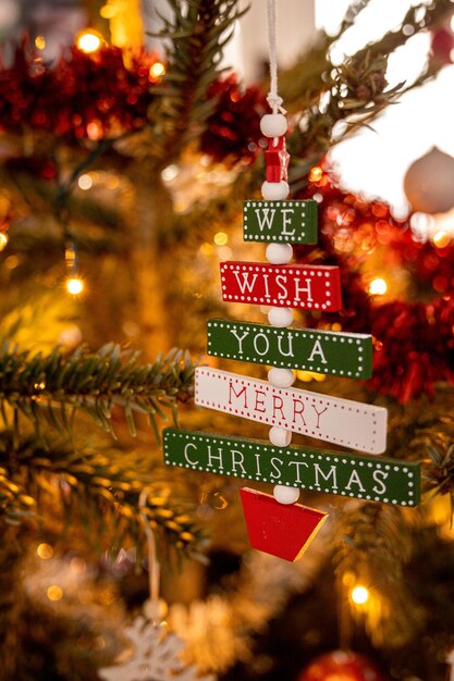 décorations pour les fêtes sur un arbre de Noël vert en gros plan