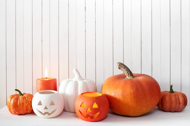 Décorations pour Halloween contre le mur de planches de bois blanches