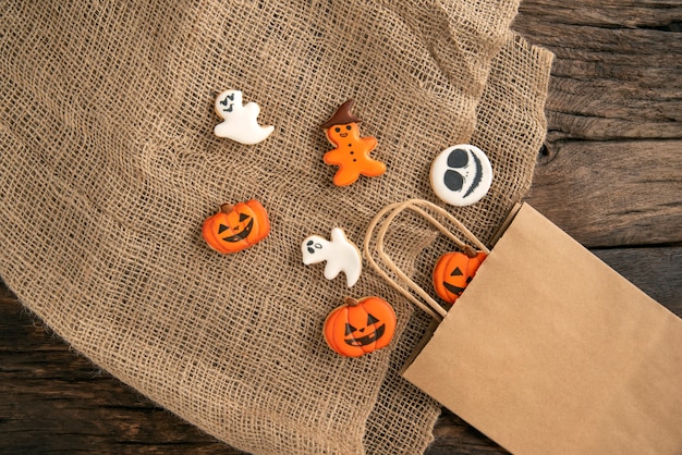 Décorations pour Halloween faites de biscuits au gingembre orange et blanc. Belle décoration de table pour Halloween