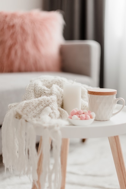 Décorations pour la maison confortables à l'intérieur avec tricot et tasse de thé