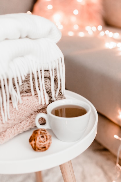 Décorations pour la maison confortables à l'intérieur avec tricot et tasse