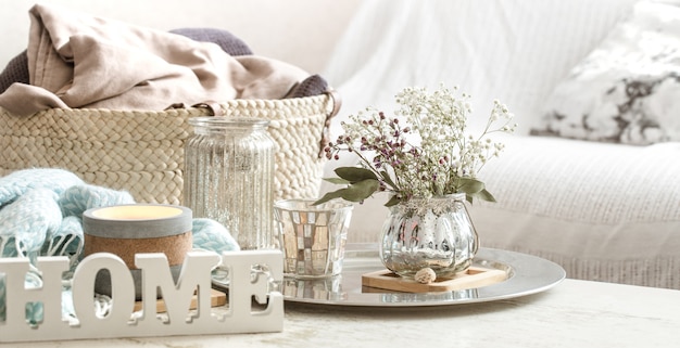 Décorations pour la maison à l'intérieur d'une lettre avec une inscription à la maison sur un bois