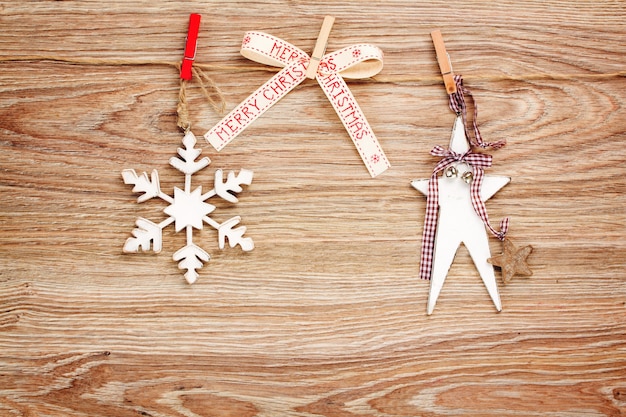 Décorations rétro en bois de Noël accrochées à la corde