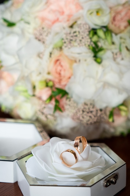 Photo décorations romantiques, fleurs de lumière blanche pour les vacances, alliances pour la mariée