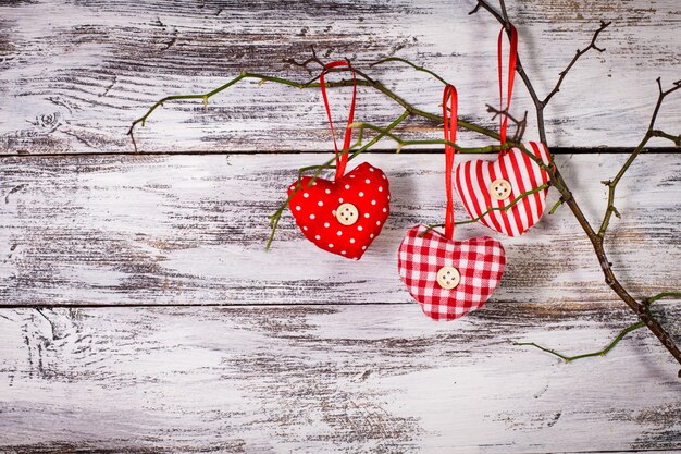 Décorations de la Saint-Valentin : coeurs rouges textiles sur la branche