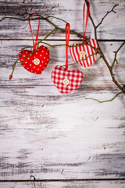 Décorations de la Saint-Valentin : coeurs rouges textiles sur la branche