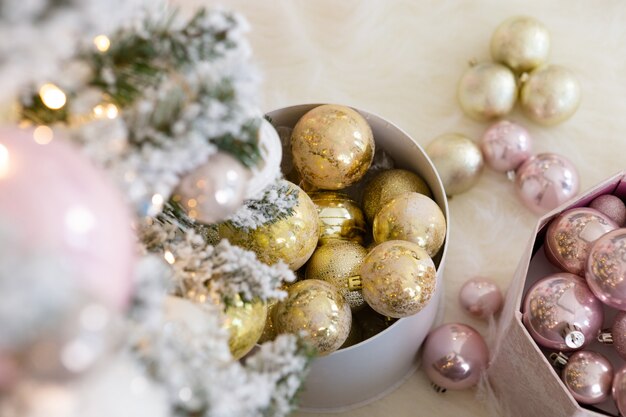 Décorations de sapin de Noël en verre.