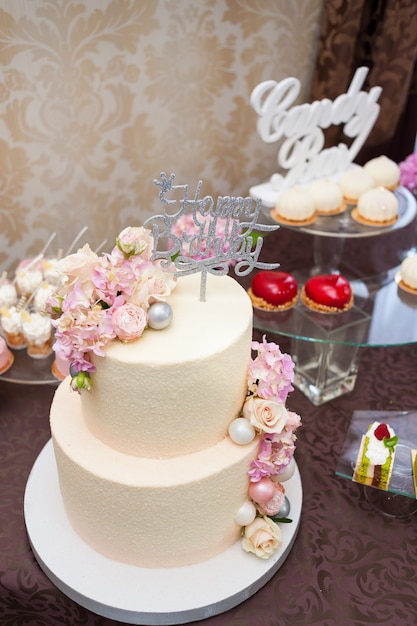 Décorations savoureuses de mariage. Candy bar. Table sucrée