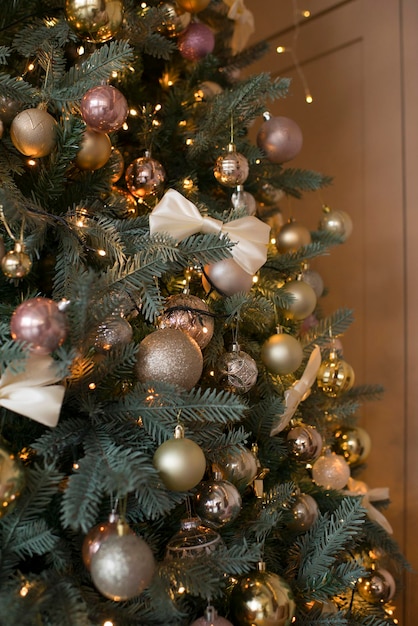 Les décorations sont accrochées à un arbre de Noël artificiel