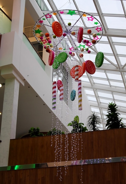 Décorations de style bonbons de vacances dans un centre commercial