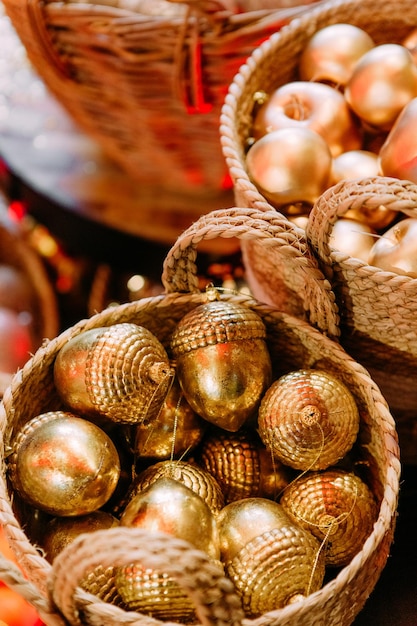 Décorations de symbole de Noël pour l'arbre de fête articles boules cônes écrous brillants dans des paniers rustiques