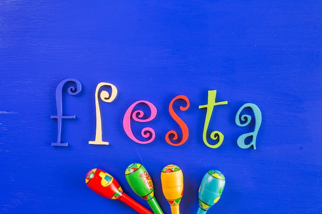 Décorations de table colorées traditionnelles pour célébrer la Fiesta.