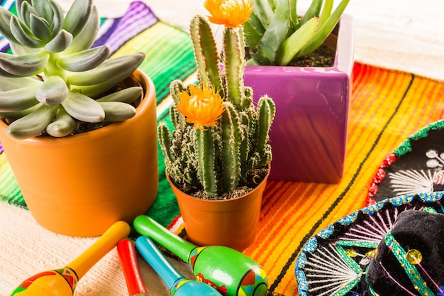 Décorations de table colorées traditionnelles pour célébrer la Fiesta.