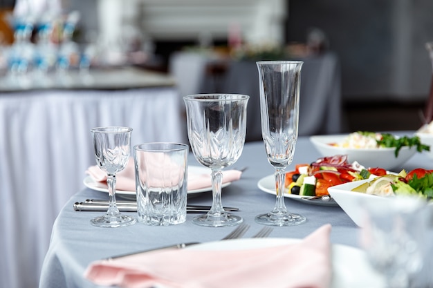 Décorations de table pour les vacances et le dîner de mariage. Set de table pour les vacances, événements, fêtes ou réceptions de mariage dans un restaurant en plein air