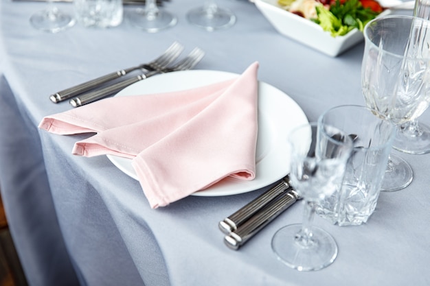 Photo décorations de table pour les vacances et le dîner de mariage. set de table pour les vacances, événements, fêtes ou réceptions de mariage dans un restaurant en plein air