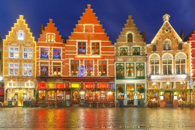 Décoré de Noël et illuminé la place du Vieux Markt dans le centre de Bruges, Belgique