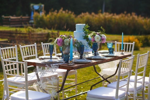 Décoré pour une table de dîner élégante de mariage dans le jardin