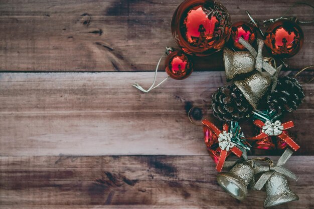 Décorer les accessoires de noël sur fond de bois