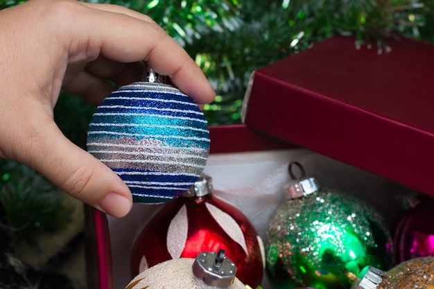 Décorer un arbre de Noël jouets boules vintage