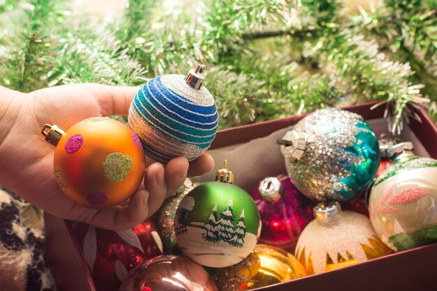 Décorer un arbre de Noël jouets boules vintage