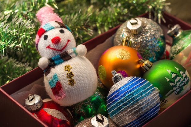 Décorer un arbre de Noël jouets boules vintage