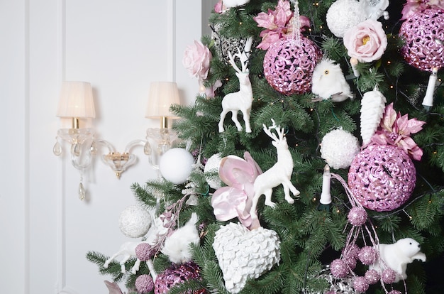 Décorer un arbre de Noël se bouchent.