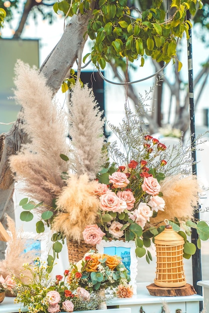 Décorer l'arche avec des fleurs et du tissu pour une cérémonie de mariage dans la nature Cérémonie de mariage avec des fleurs à l'extérieur dans le jardin avec des lumières suspendues